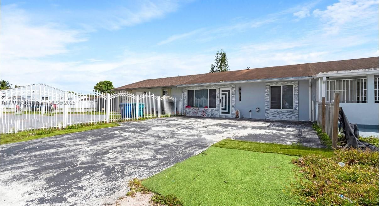 Recently Sold: $330,000 (2 beds, 1 baths, 910 Square Feet)