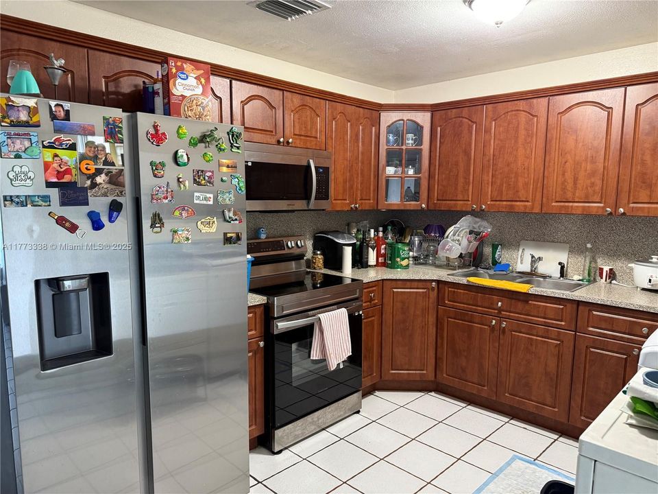 Recently Sold: $330,000 (2 beds, 1 baths, 910 Square Feet)