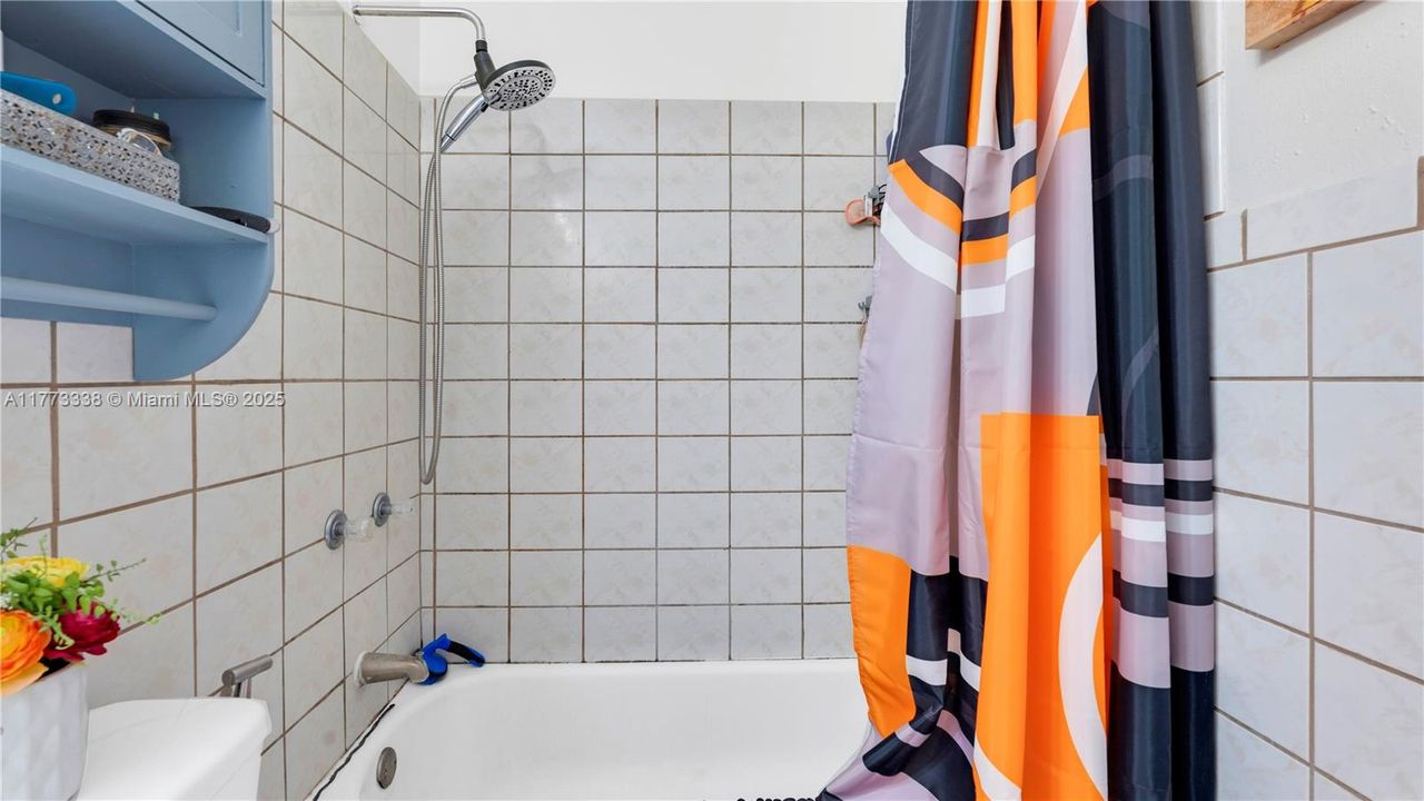 Recently Sold: $330,000 (2 beds, 1 baths, 910 Square Feet)