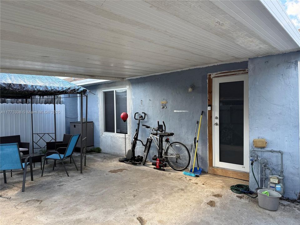 Recently Sold: $330,000 (2 beds, 1 baths, 910 Square Feet)