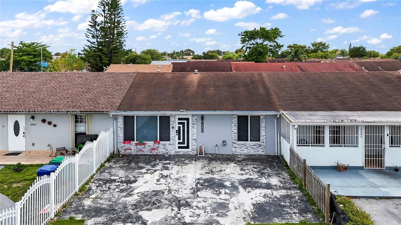 Recently Sold: $330,000 (2 beds, 1 baths, 910 Square Feet)