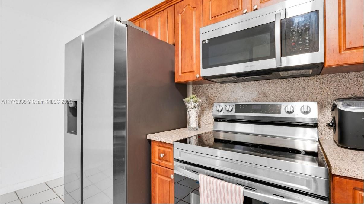 Recently Sold: $330,000 (2 beds, 1 baths, 910 Square Feet)