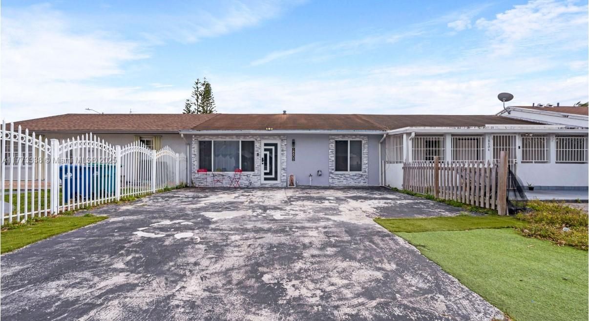 Recently Sold: $330,000 (2 beds, 1 baths, 910 Square Feet)