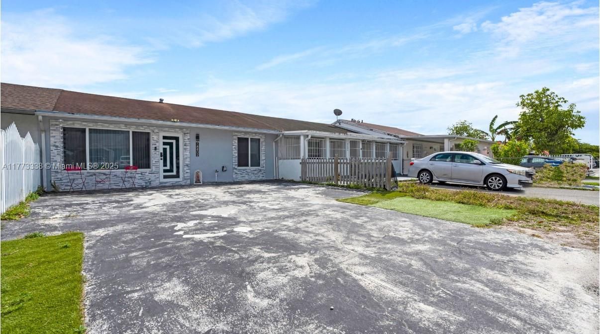 Recently Sold: $330,000 (2 beds, 1 baths, 910 Square Feet)