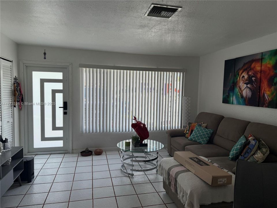 Recently Sold: $330,000 (2 beds, 1 baths, 910 Square Feet)