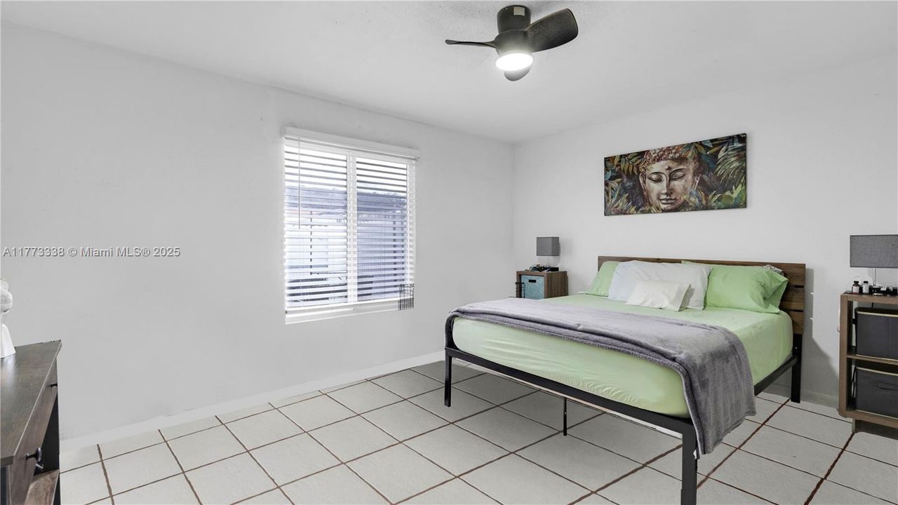 Recently Sold: $330,000 (2 beds, 1 baths, 910 Square Feet)