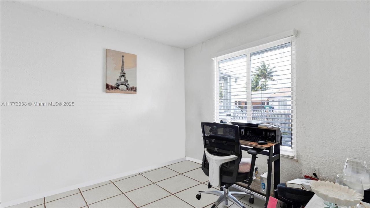 Recently Sold: $330,000 (2 beds, 1 baths, 910 Square Feet)