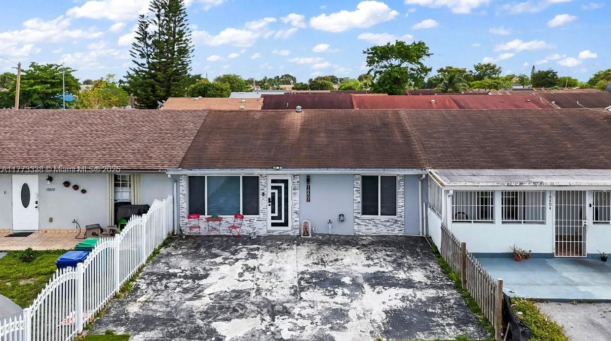 Recently Sold: $330,000 (2 beds, 1 baths, 910 Square Feet)