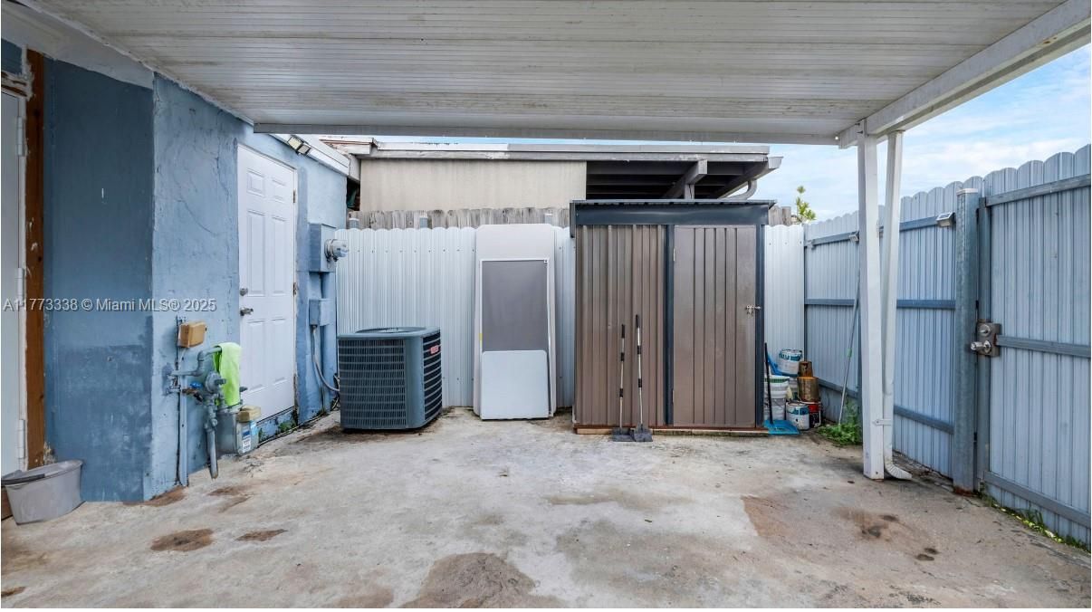 Recently Sold: $330,000 (2 beds, 1 baths, 910 Square Feet)