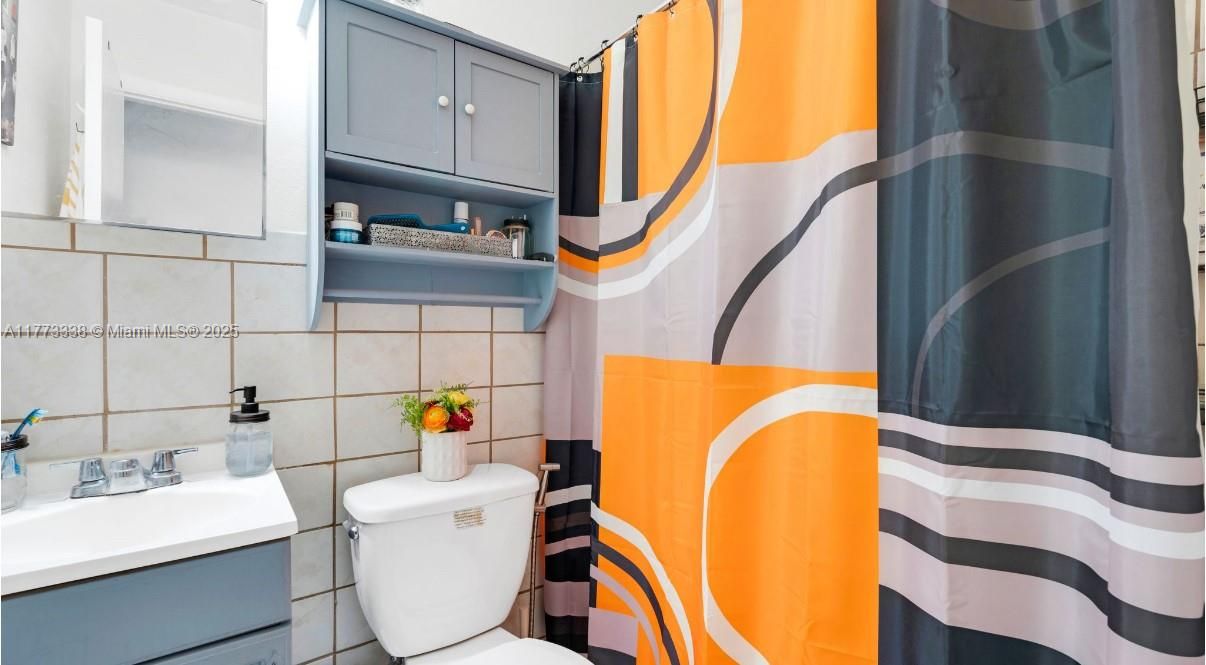 Recently Sold: $330,000 (2 beds, 1 baths, 910 Square Feet)