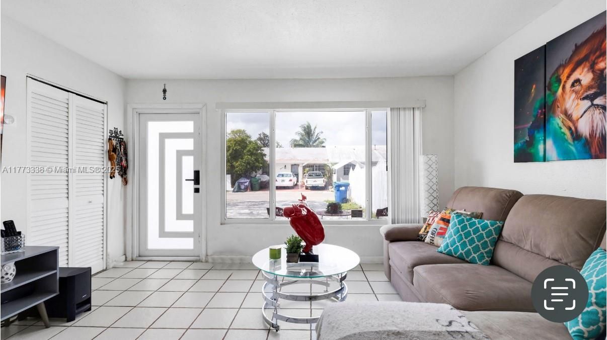 Recently Sold: $330,000 (2 beds, 1 baths, 910 Square Feet)