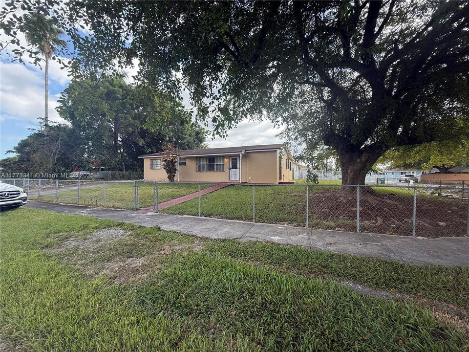 Recently Sold: $445,000 (4 beds, 2 baths, 1265 Square Feet)