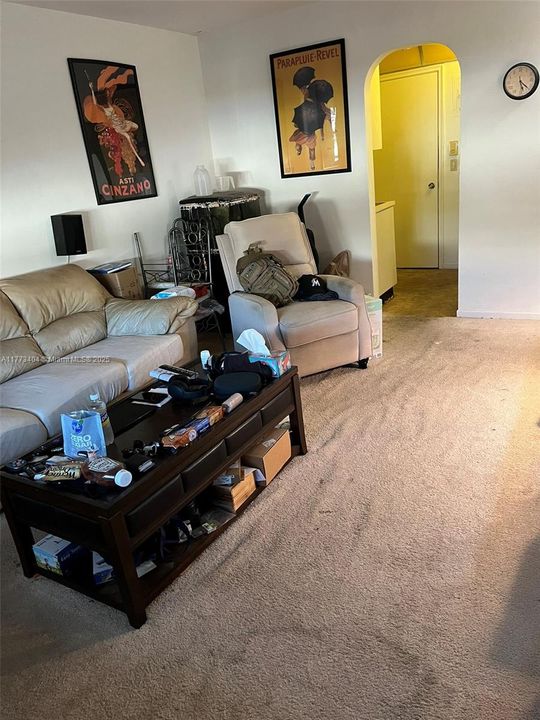 最近售出: $90,000 (1 贝兹, 1 浴室, 650 平方英尺)