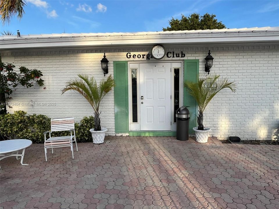 最近售出: $90,000 (1 贝兹, 1 浴室, 650 平方英尺)