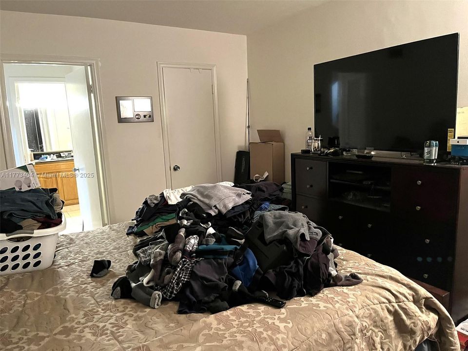 最近售出: $90,000 (1 贝兹, 1 浴室, 650 平方英尺)