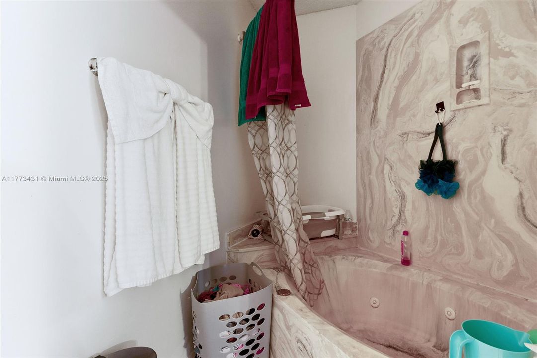 Recently Sold: $199,000 (2 beds, 2 baths, 1402 Square Feet)