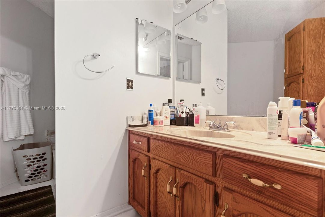 Recently Sold: $199,000 (2 beds, 2 baths, 1402 Square Feet)