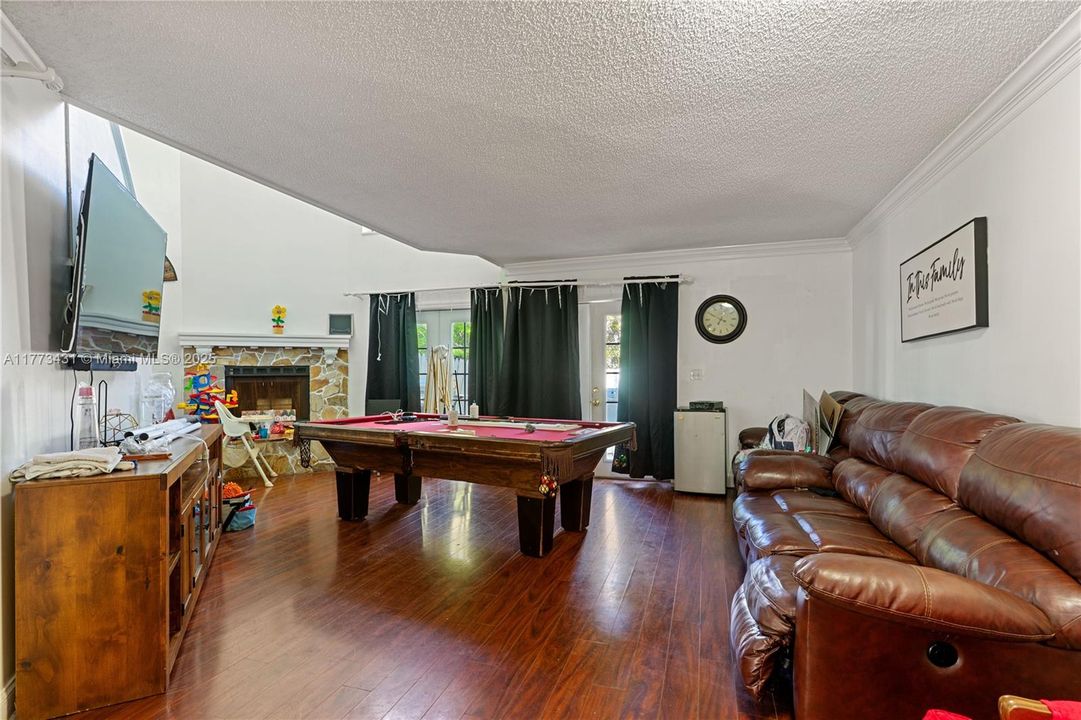 Recently Sold: $199,000 (2 beds, 2 baths, 1402 Square Feet)