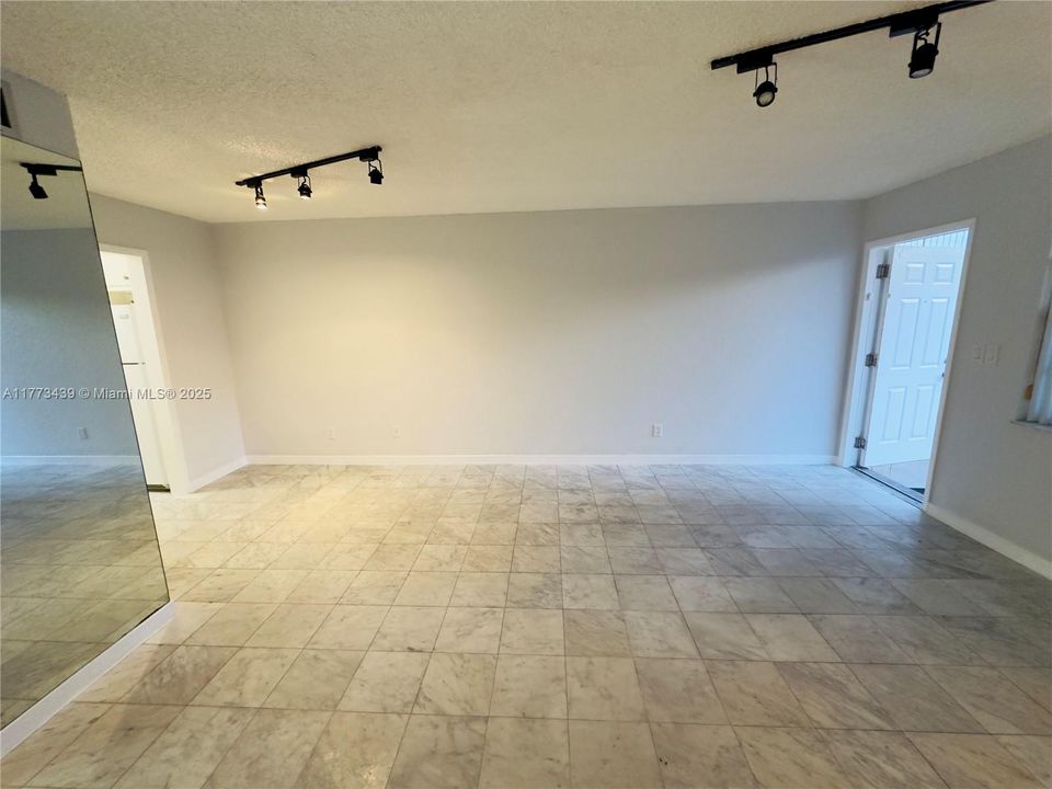 Недавно продано: $195,000 (2 спален, 1 ванн, 730 Квадратных фут)