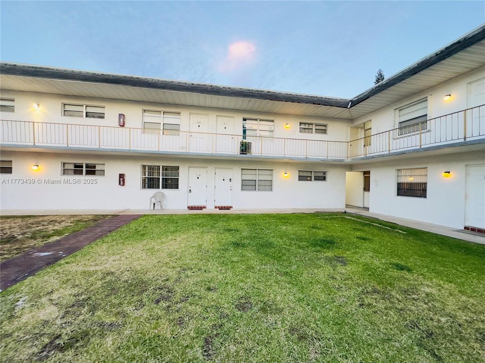 Недавно продано: $195,000 (2 спален, 1 ванн, 730 Квадратных фут)