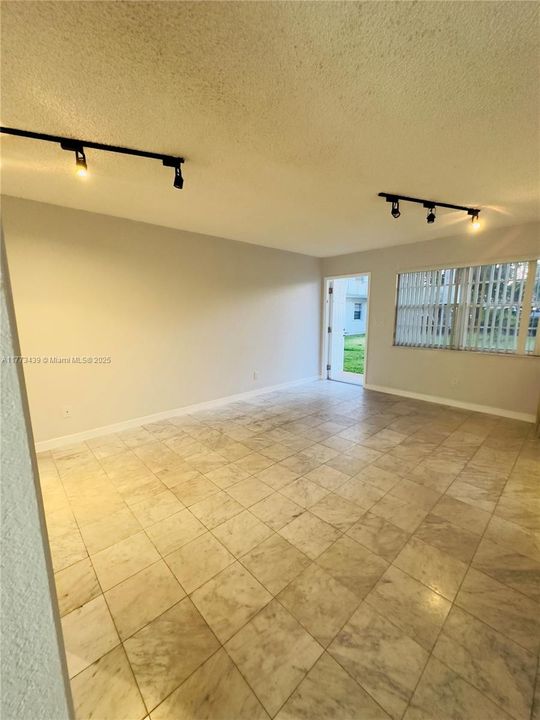 Недавно продано: $195,000 (2 спален, 1 ванн, 730 Квадратных фут)