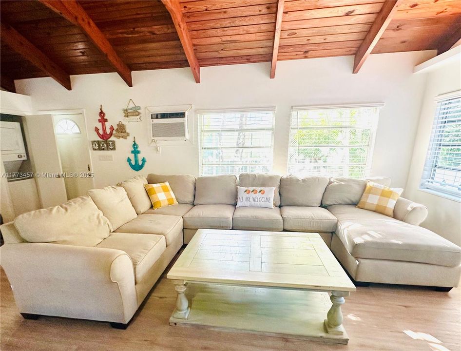 Recientemente alquilado: $3,300 (3 camas, 2 baños, 1296 Pies cuadrados)