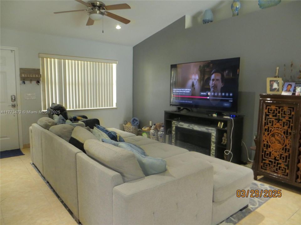 Vendido Recientemente: $340,000 (3 camas, 2 baños, 1410 Pies cuadrados)