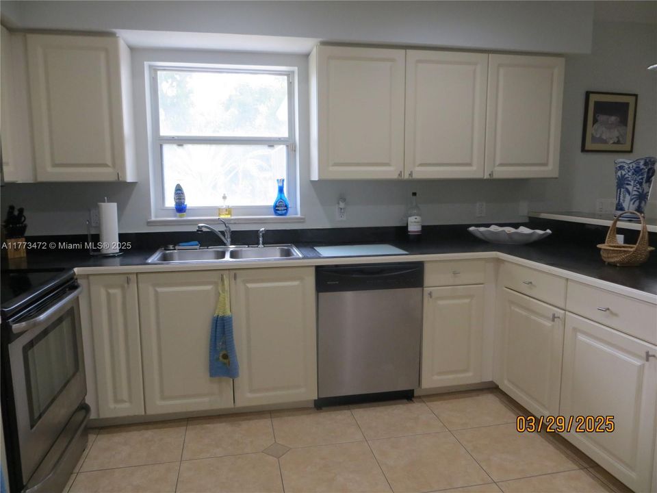 Vendido Recientemente: $340,000 (3 camas, 2 baños, 1410 Pies cuadrados)