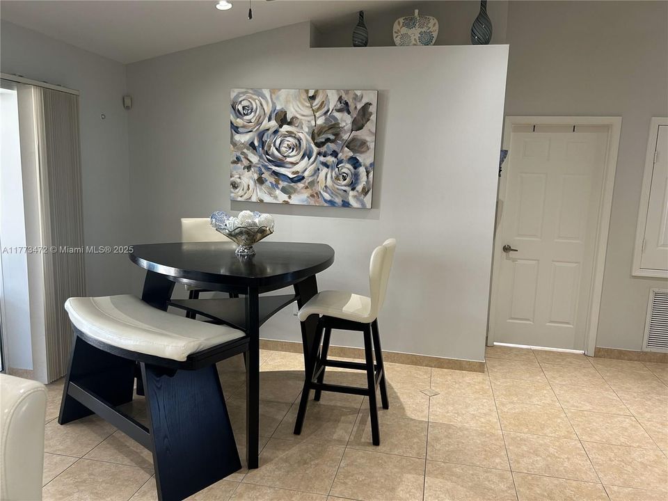 Vendido Recientemente: $340,000 (3 camas, 2 baños, 1410 Pies cuadrados)