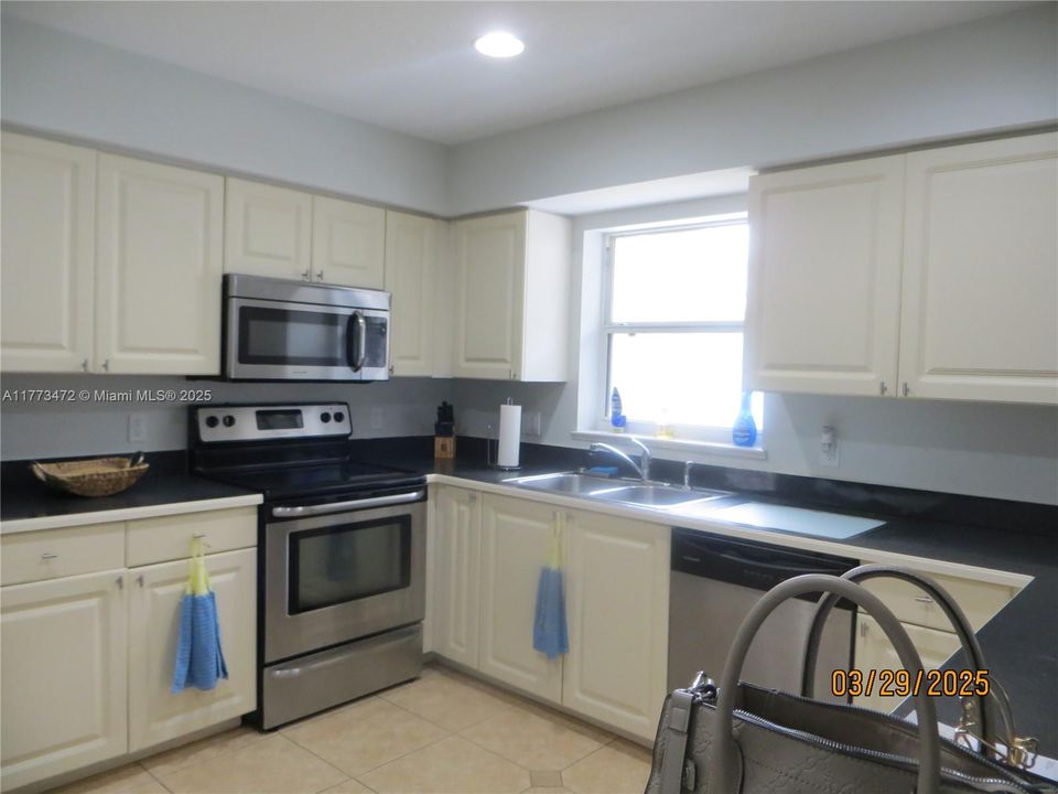 Vendido Recientemente: $340,000 (3 camas, 2 baños, 1410 Pies cuadrados)