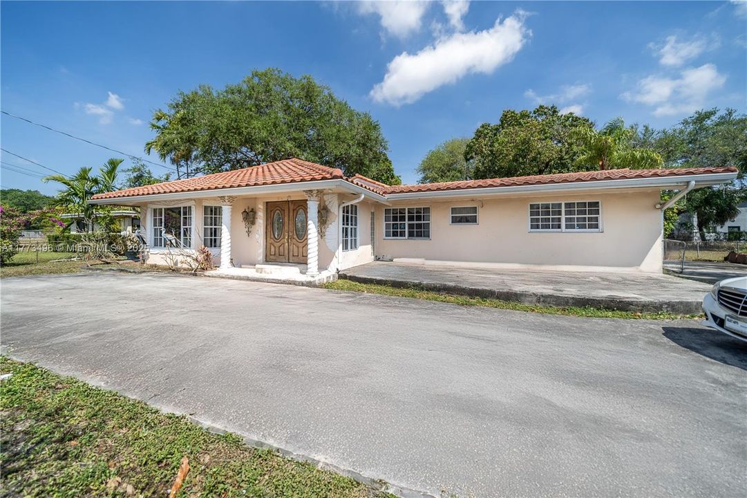 Recently Sold: $900,000 (4 beds, 4 baths, 4117 Square Feet)