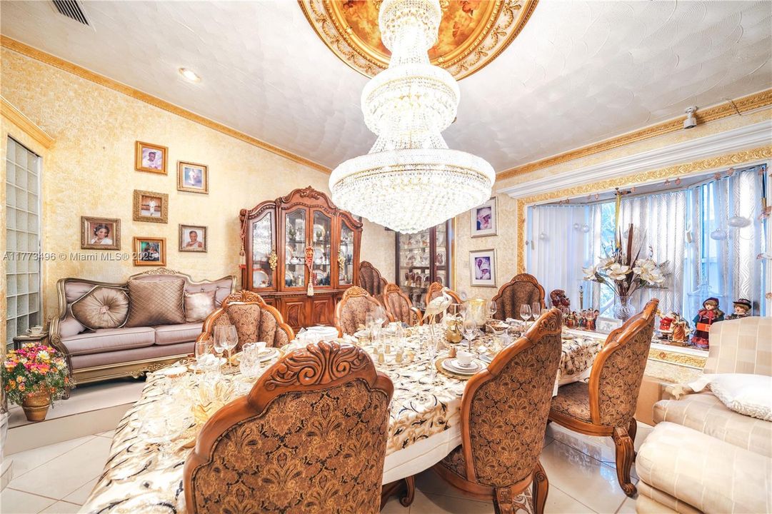 Recently Sold: $900,000 (4 beds, 4 baths, 4117 Square Feet)