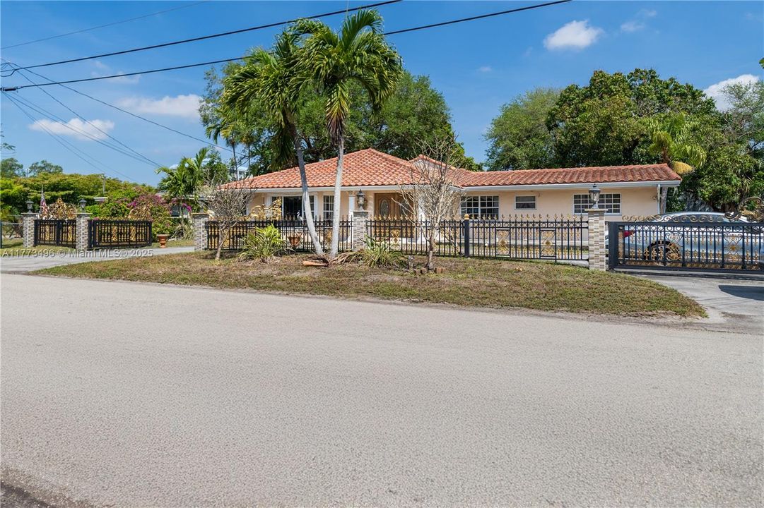 Recently Sold: $900,000 (4 beds, 4 baths, 4117 Square Feet)