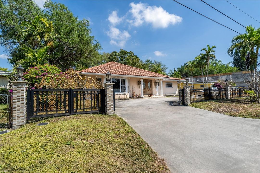 Recently Sold: $900,000 (4 beds, 4 baths, 4117 Square Feet)