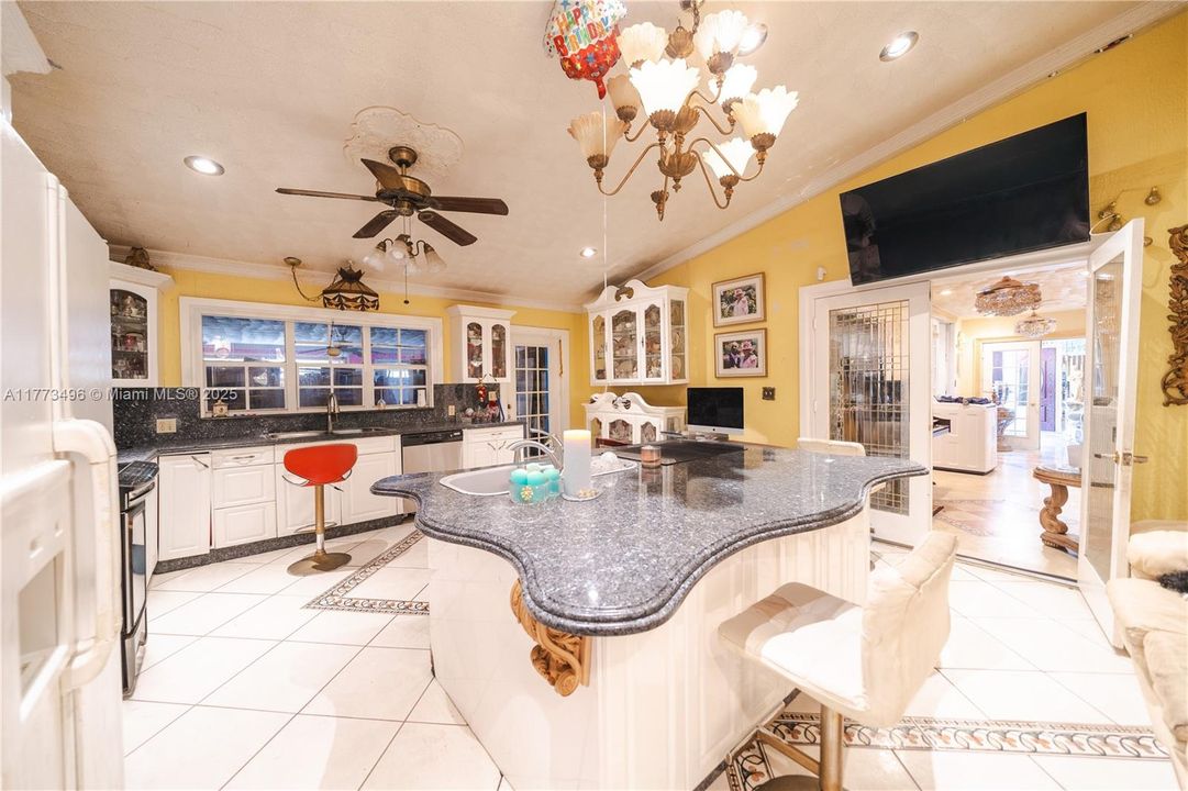 Recently Sold: $900,000 (4 beds, 4 baths, 4117 Square Feet)