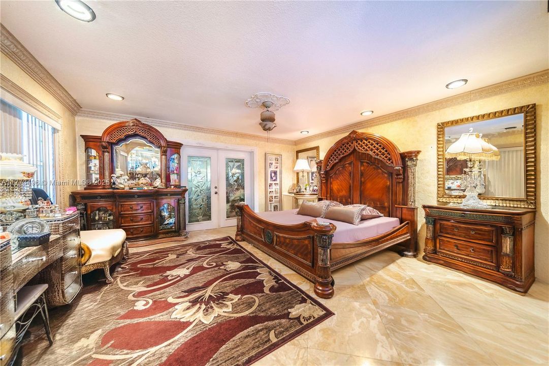 Recently Sold: $900,000 (4 beds, 4 baths, 4117 Square Feet)