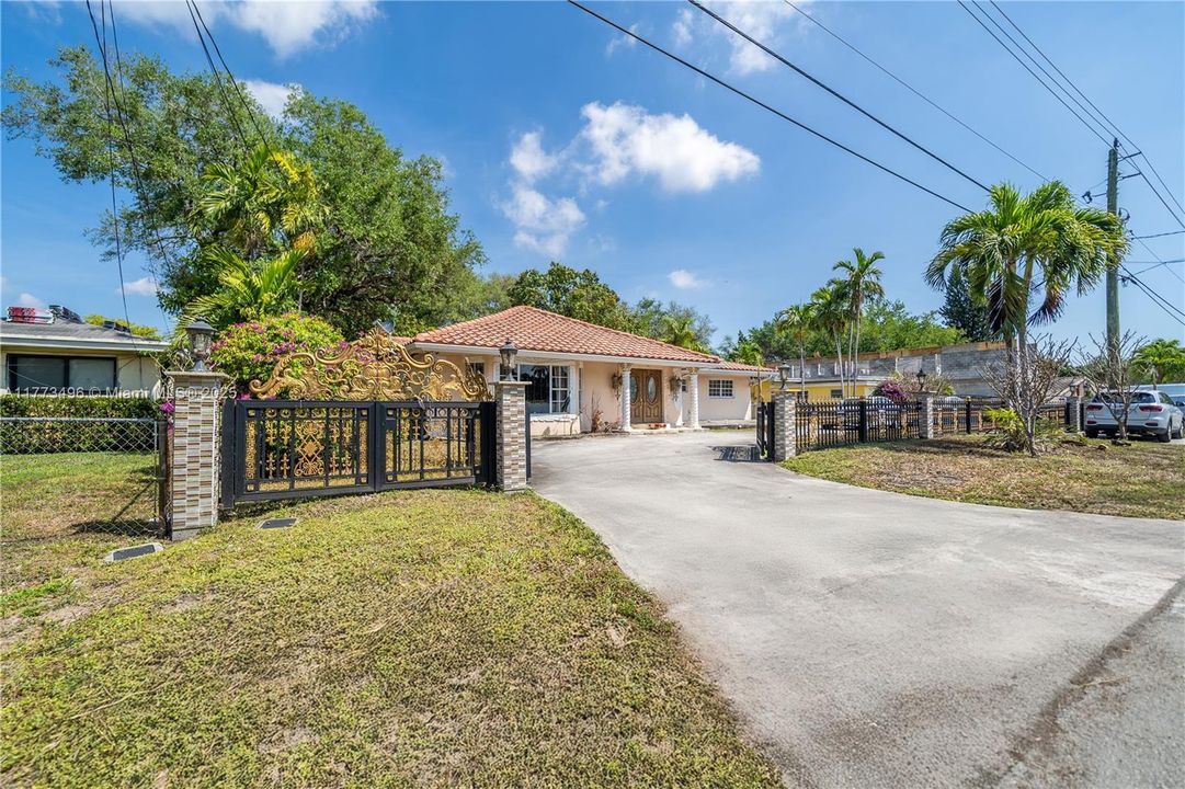 Recently Sold: $900,000 (4 beds, 4 baths, 4117 Square Feet)