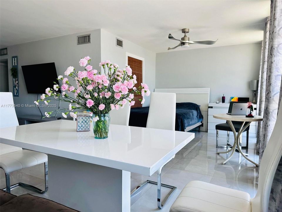 Recently Rented: $2,200 (2 beds, 1 baths, 924 Square Feet)