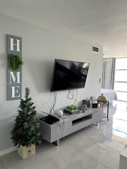 Recently Rented: $2,200 (2 beds, 1 baths, 924 Square Feet)