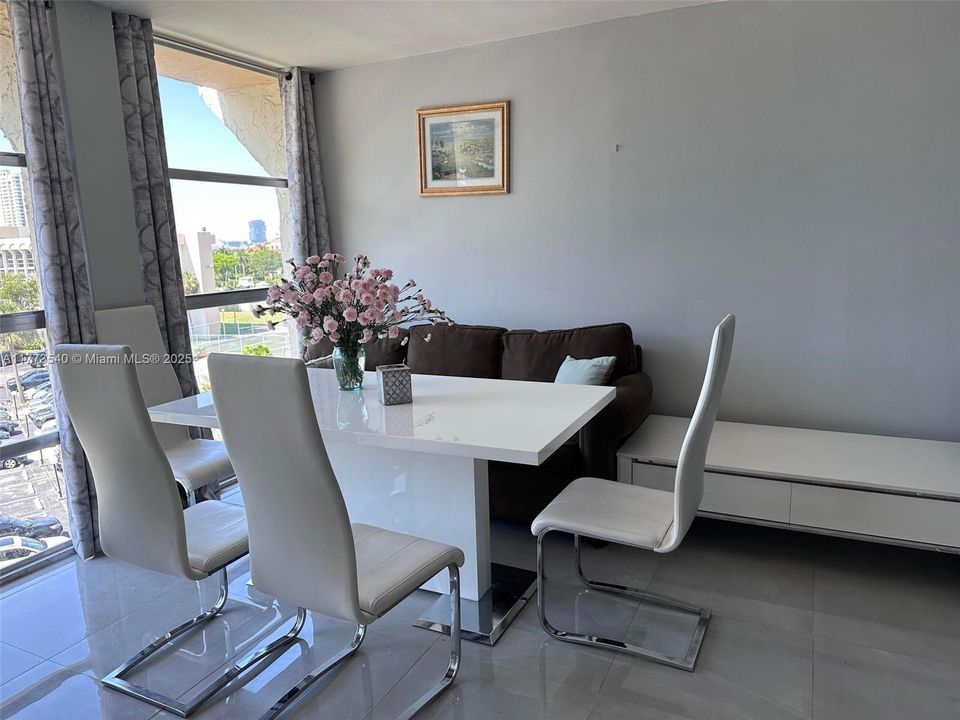 Recently Rented: $2,200 (2 beds, 1 baths, 924 Square Feet)