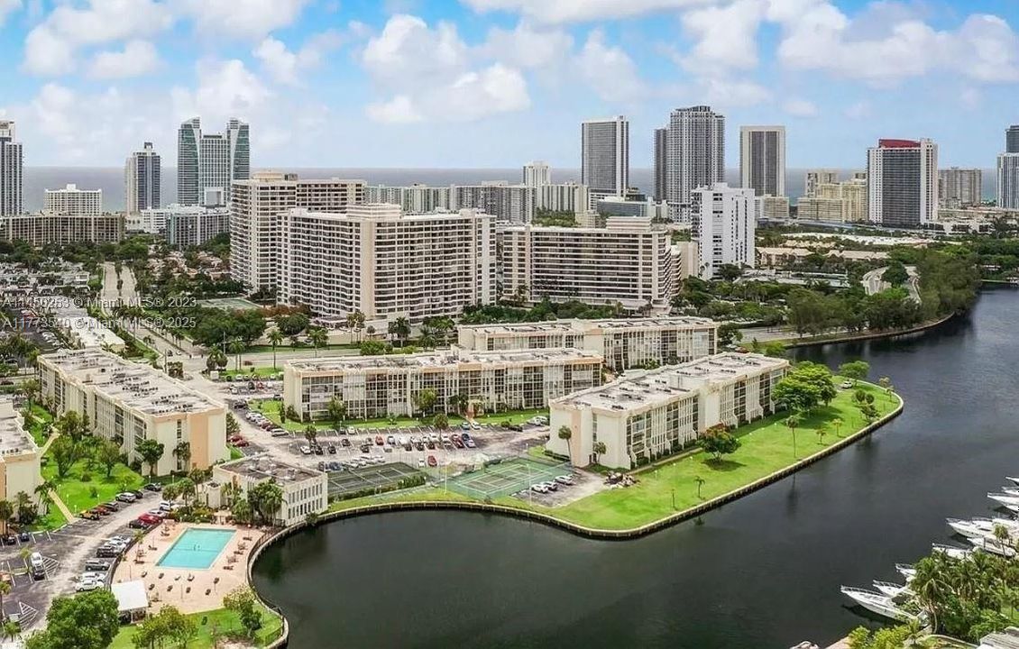 Recently Rented: $2,200 (2 beds, 1 baths, 924 Square Feet)