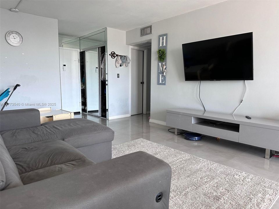 Recently Rented: $2,200 (2 beds, 1 baths, 924 Square Feet)