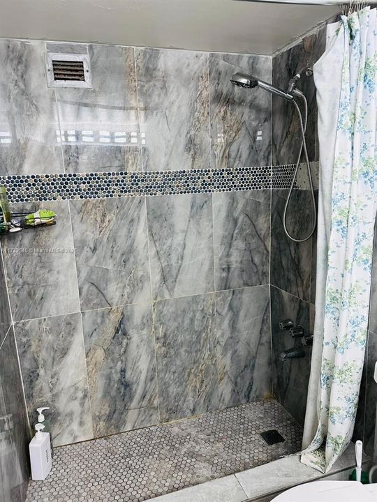 Recently Rented: $2,200 (2 beds, 1 baths, 924 Square Feet)