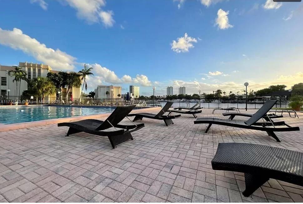 Recently Rented: $2,200 (2 beds, 1 baths, 924 Square Feet)