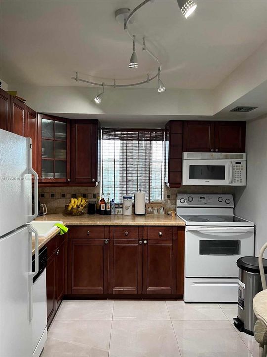 Recently Rented: $2,200 (2 beds, 1 baths, 924 Square Feet)