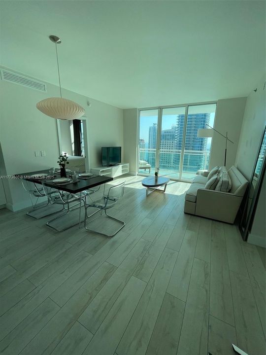 最近租的: $4,100 (2 贝兹, 2 浴室, 986 平方英尺)