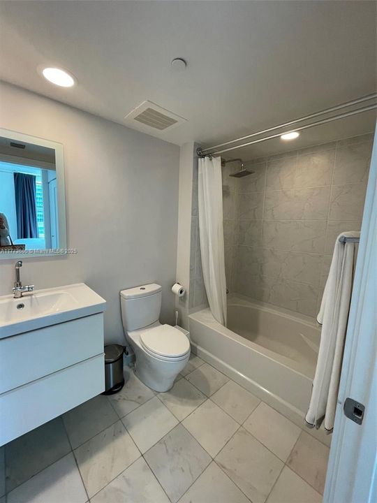 最近租的: $4,100 (2 贝兹, 2 浴室, 986 平方英尺)