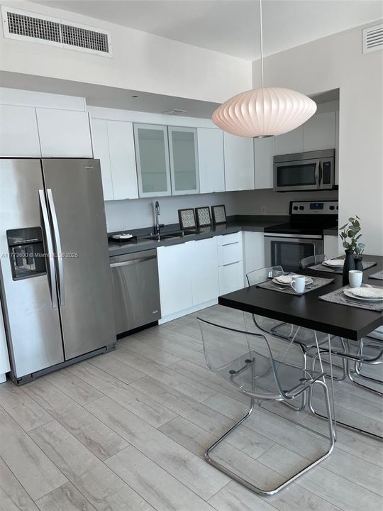 最近租的: $4,100 (2 贝兹, 2 浴室, 986 平方英尺)