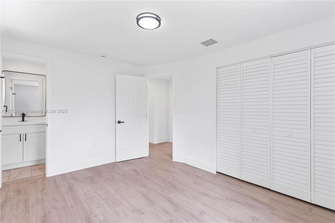 Недавно продано: $465,000 (3 спален, 2 ванн, 1102 Квадратных фут)