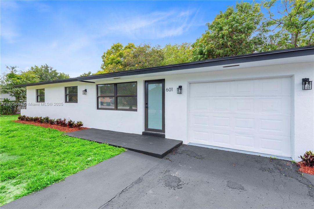 Недавно продано: $465,000 (3 спален, 2 ванн, 1102 Квадратных фут)